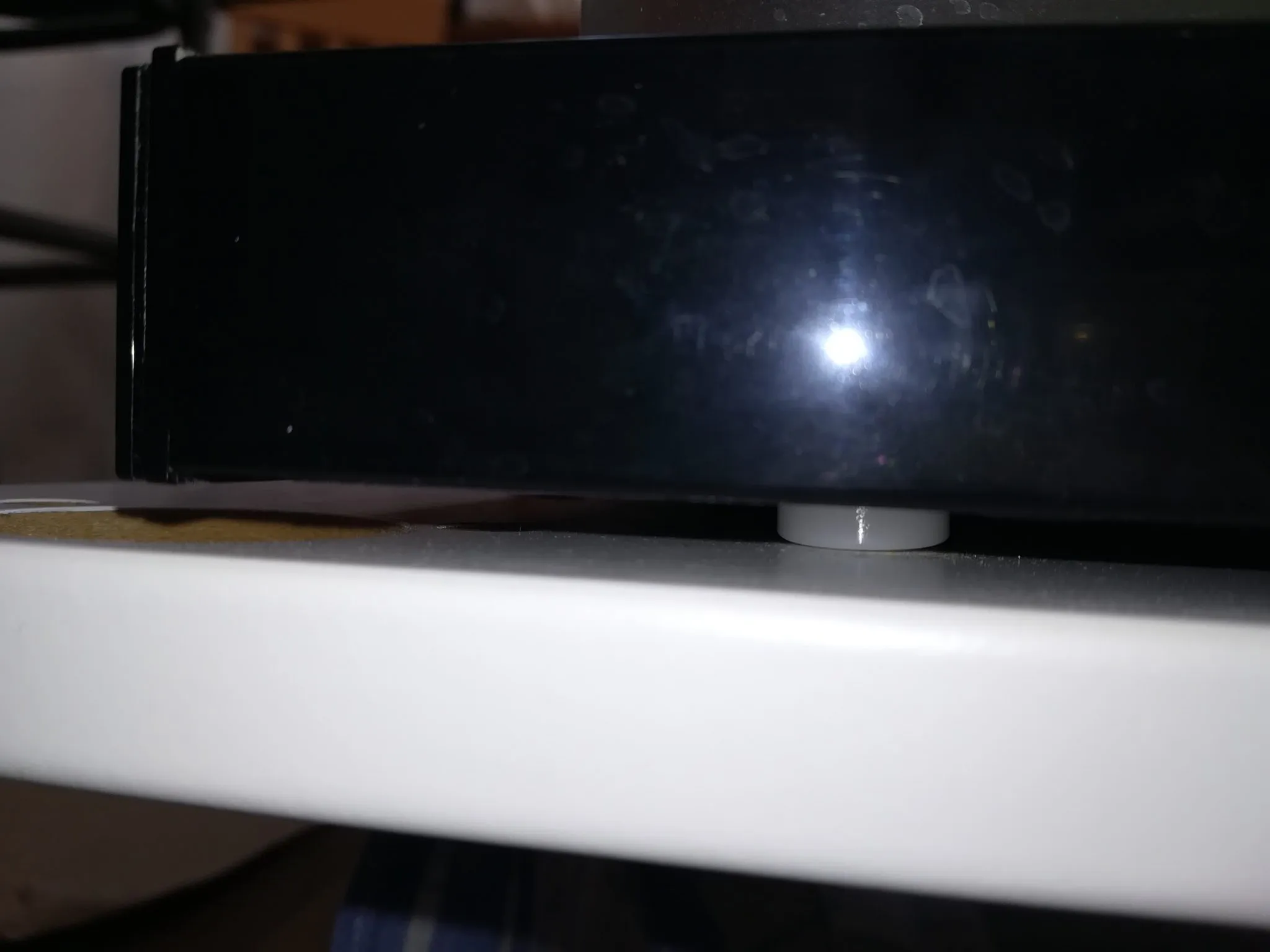 Befestigung der Spülmaschine und Detail der Scharnieraussparung von unten.