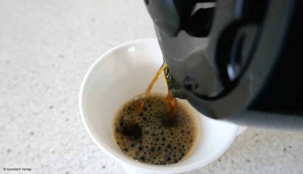 Bei einigen der Thermokannen, wie hier beim Modell von Beem, ist der Kaffeestrahl beim Ausgießen dünn und ungleichmäßig