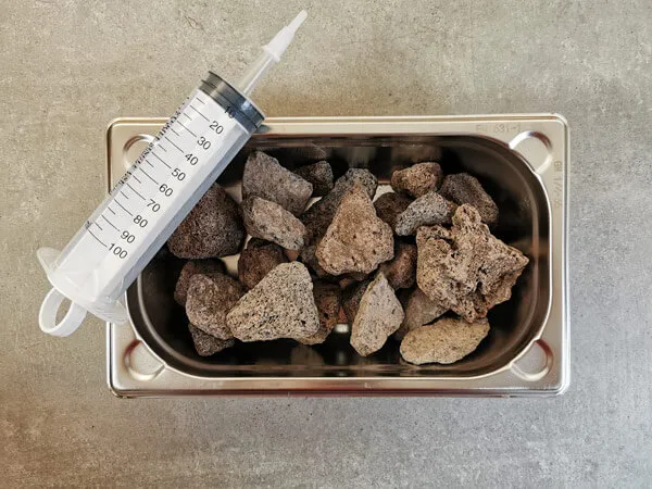 Beispiel für ein Schwadegefäß für die Bedampfung: Aus Lavasteinen und einer Edelstahlschüssel