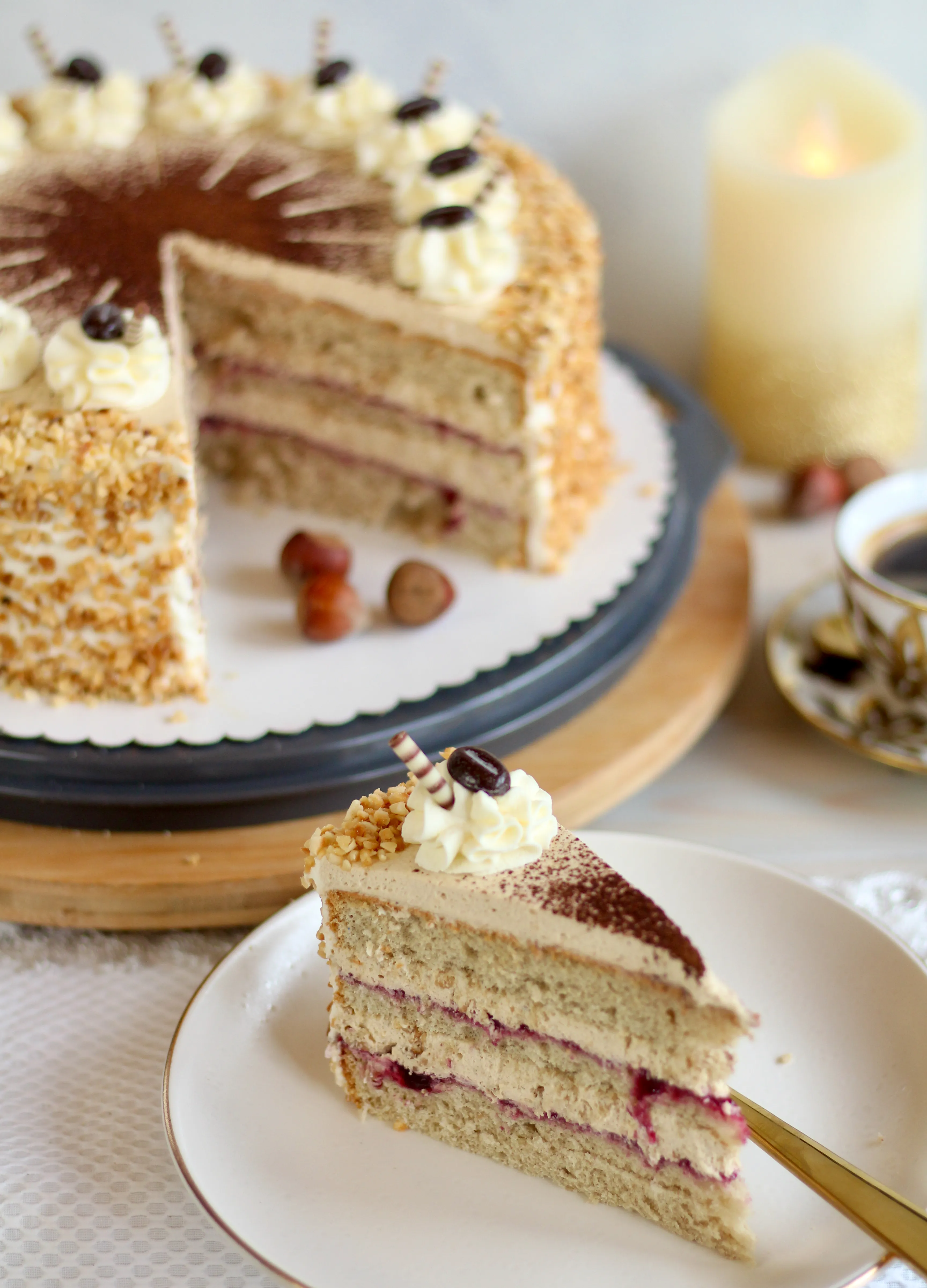 Belebende Cappuccino-Haselnuss-Sahnetorte mit Fokus auf die Vorderseite