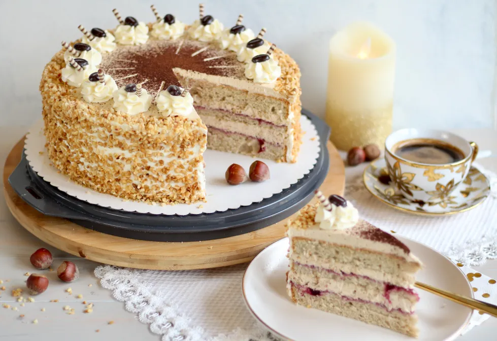 Belebende Cappuccino-Haselnuss-Sahnetorte