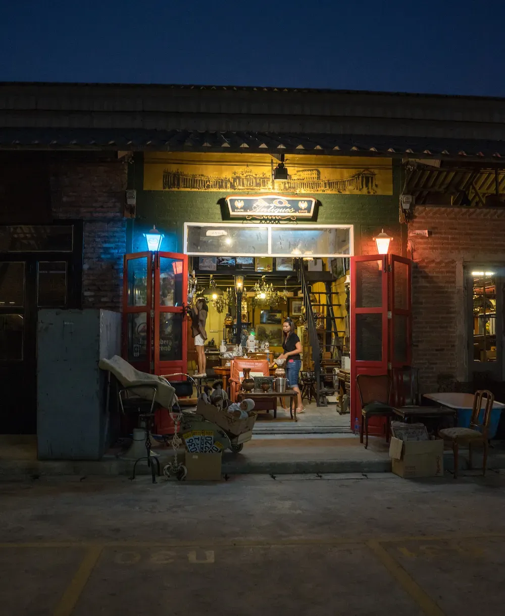 Beleuchtete Vintage-Läden in Backsteinlagerhallen am Sonntagabend
