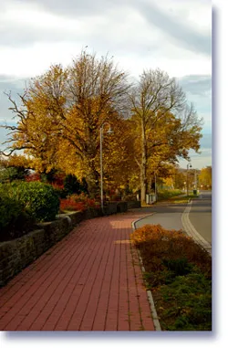 Beleuchteter Fußweg entlang der Laacher-See-Straße in Mendig, der zum Hotel HANSA führt