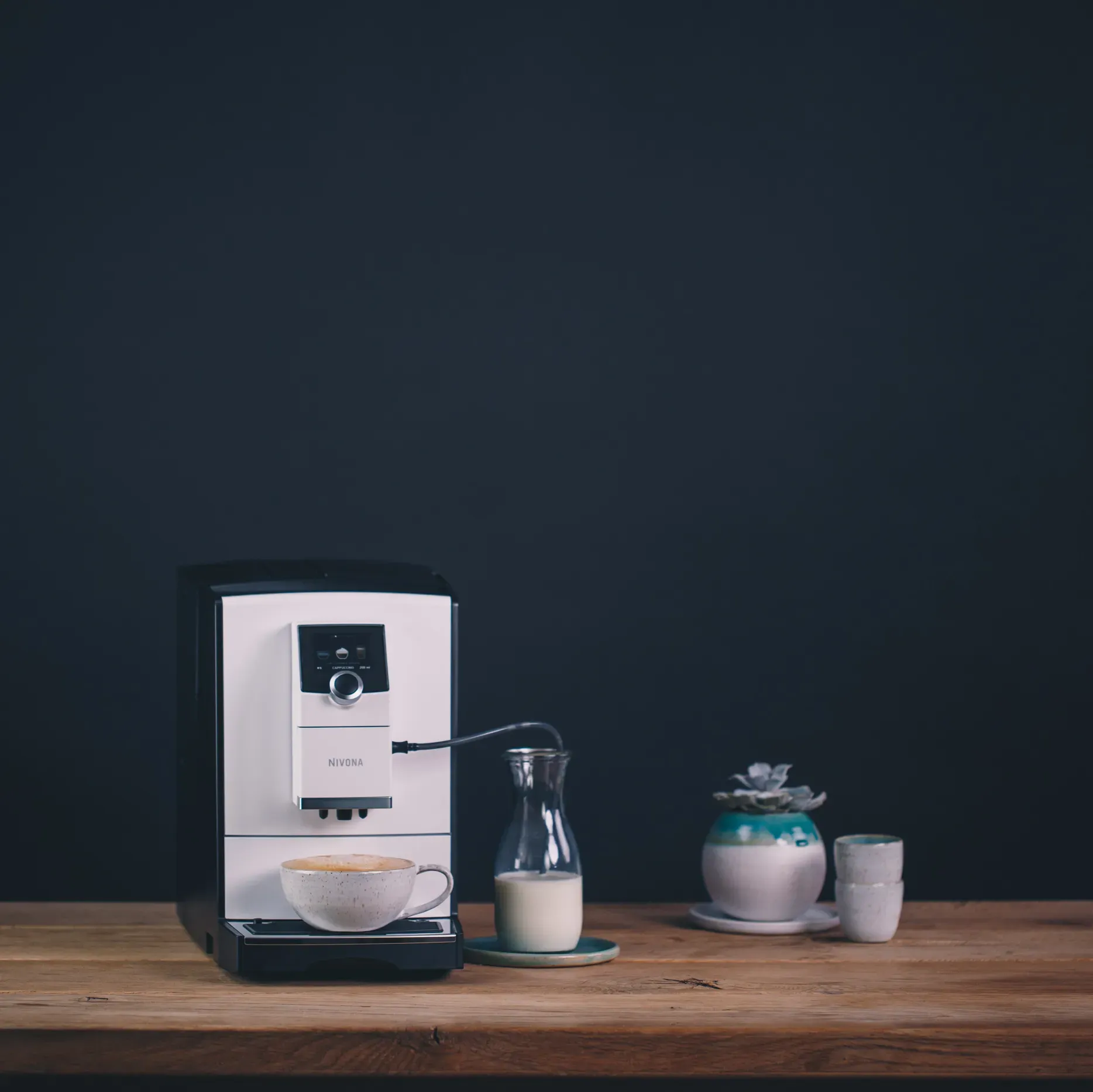 Benutzerreinigt den NIVONA Kaffeevollautomaten mit der OneTouch Reinigungsfunktion