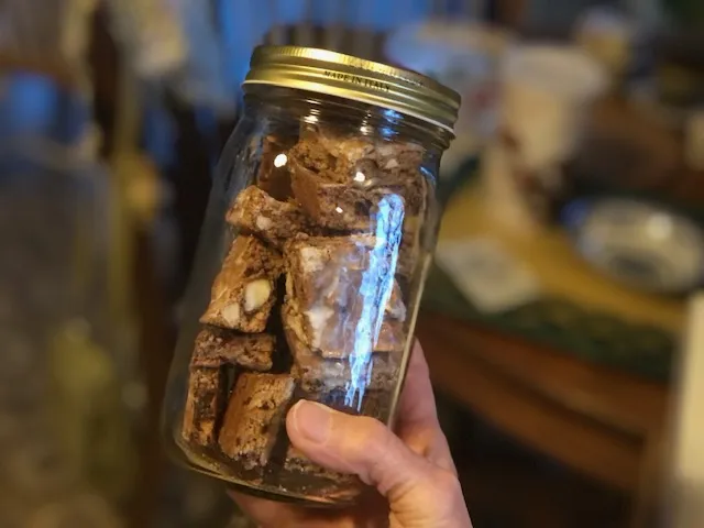Berliner Brot Kekse in einem luftdichten Glasgefäß, dekorativ präsentiert.