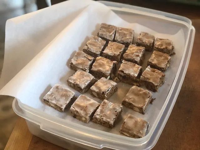 Berliner Brot Kekse in einer Tupperware-Dose, bereit zur Aufbewahrung.