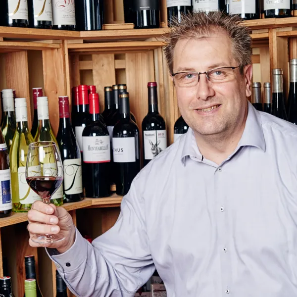 Bernd Klingenbrunn von K&M Gutsweine bei der Weinauswahl