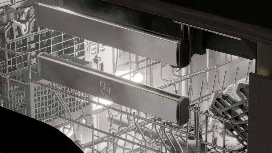 Besteck und Gläser glänzen nach dem SteamFinish-Programm