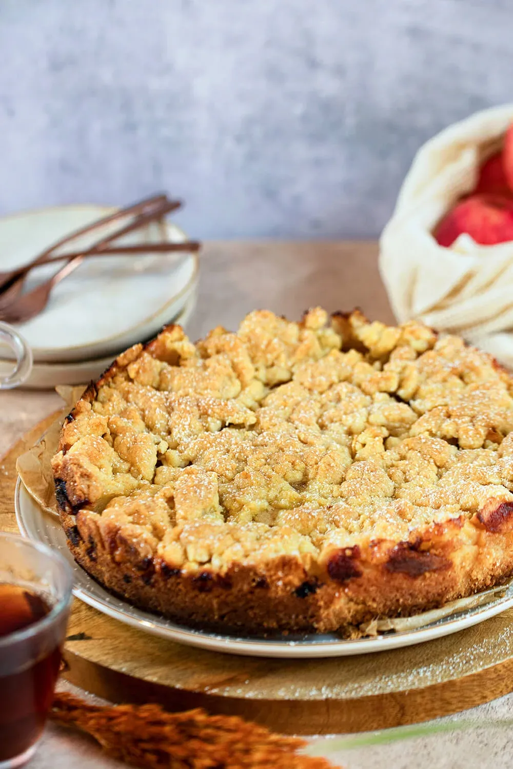 Bester Apfelkuchen mit Streusel auf einem Rost abgekühlt