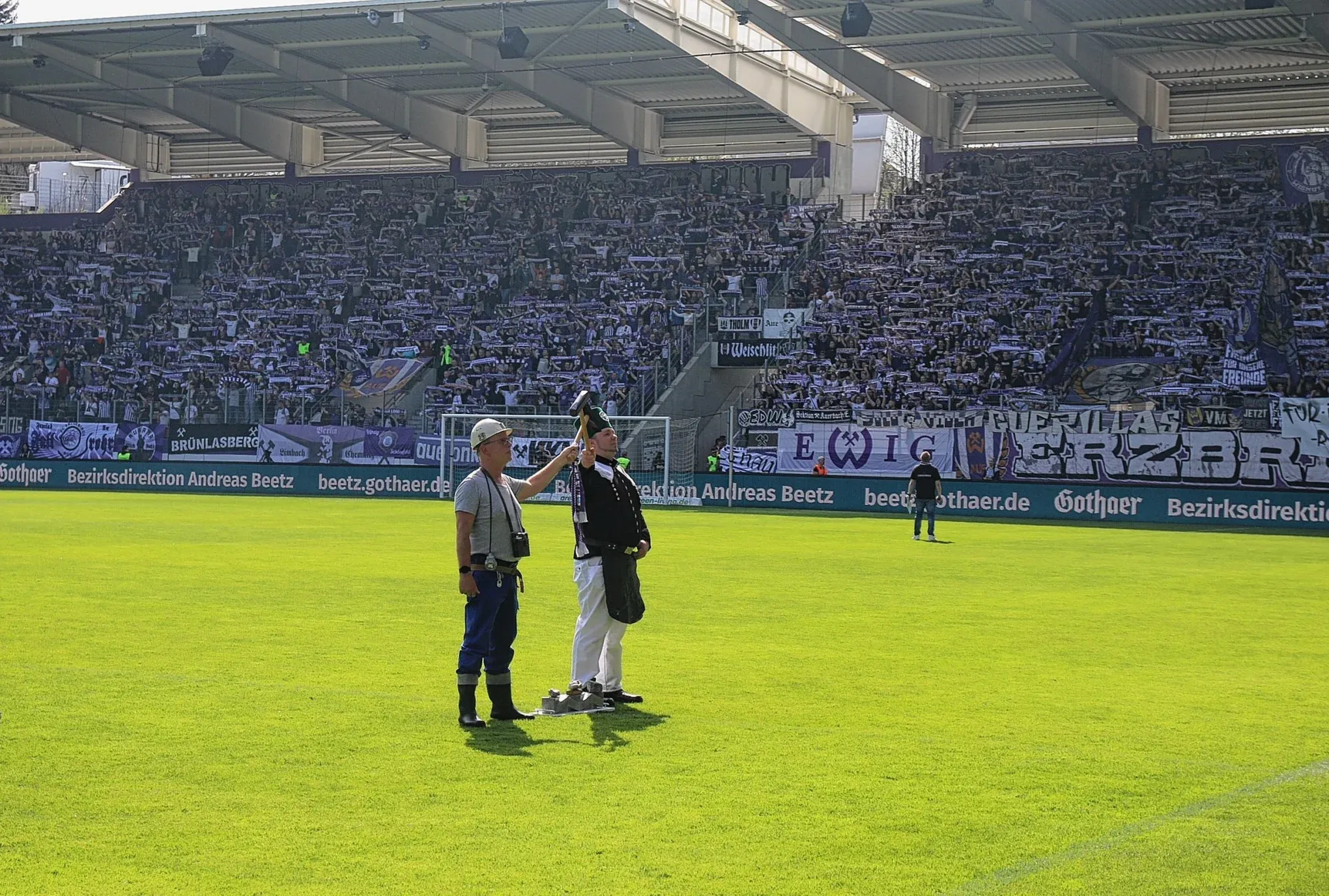 Bestes Fußballwetter im Lößnitztal beim Spiel Aue gegen Freiburg II