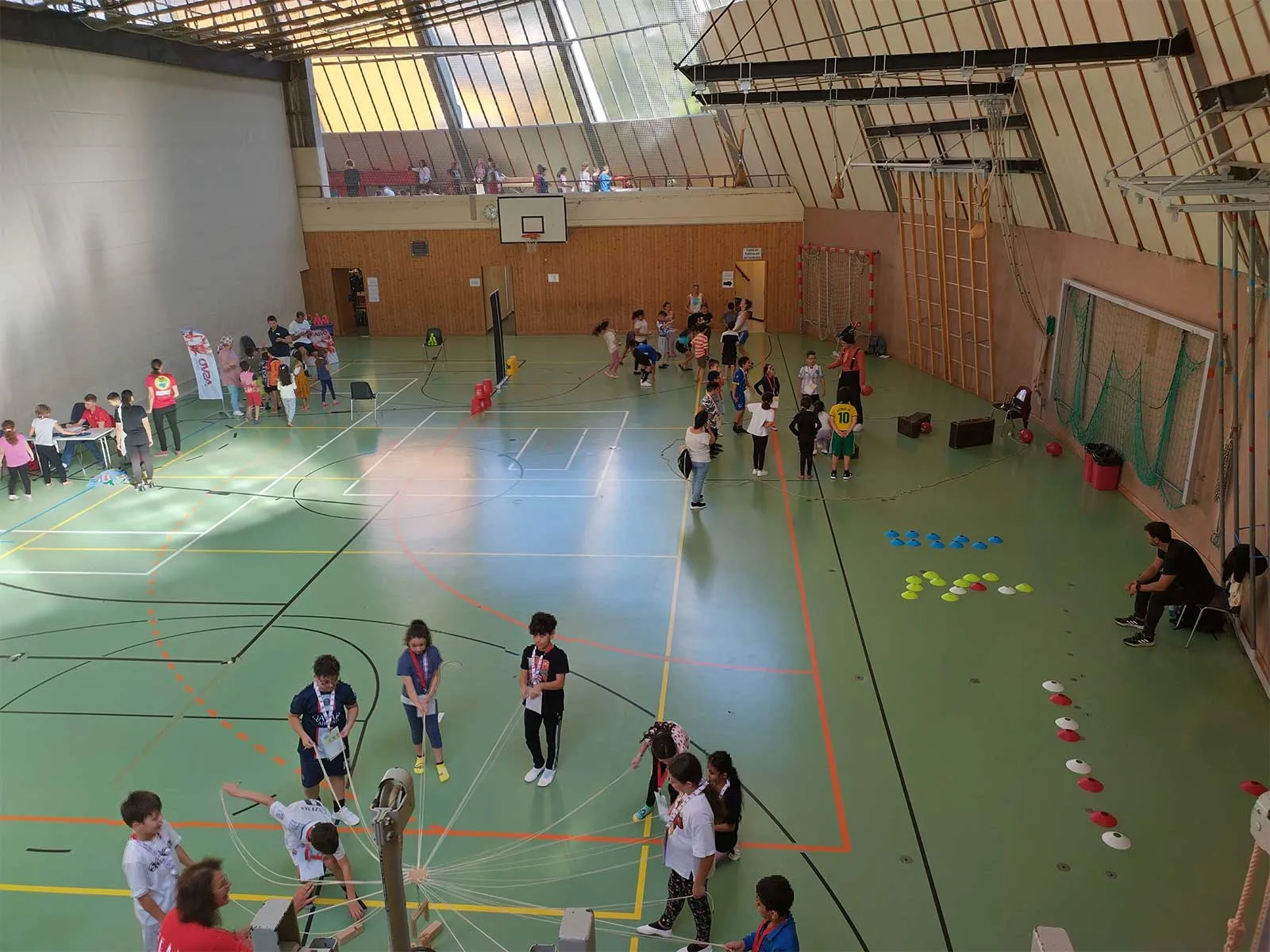 Bezirksgesundheitstag-Favoriten-2023 - Blick in den Turnsaal mit vielen aktivierenden Spielen