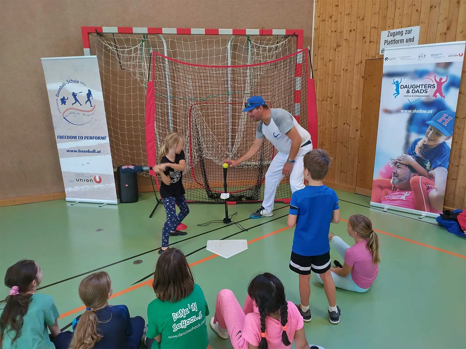 Bezirksgesundheitstag-Favoriten-2023 - Kinder üben am Baseball Stand