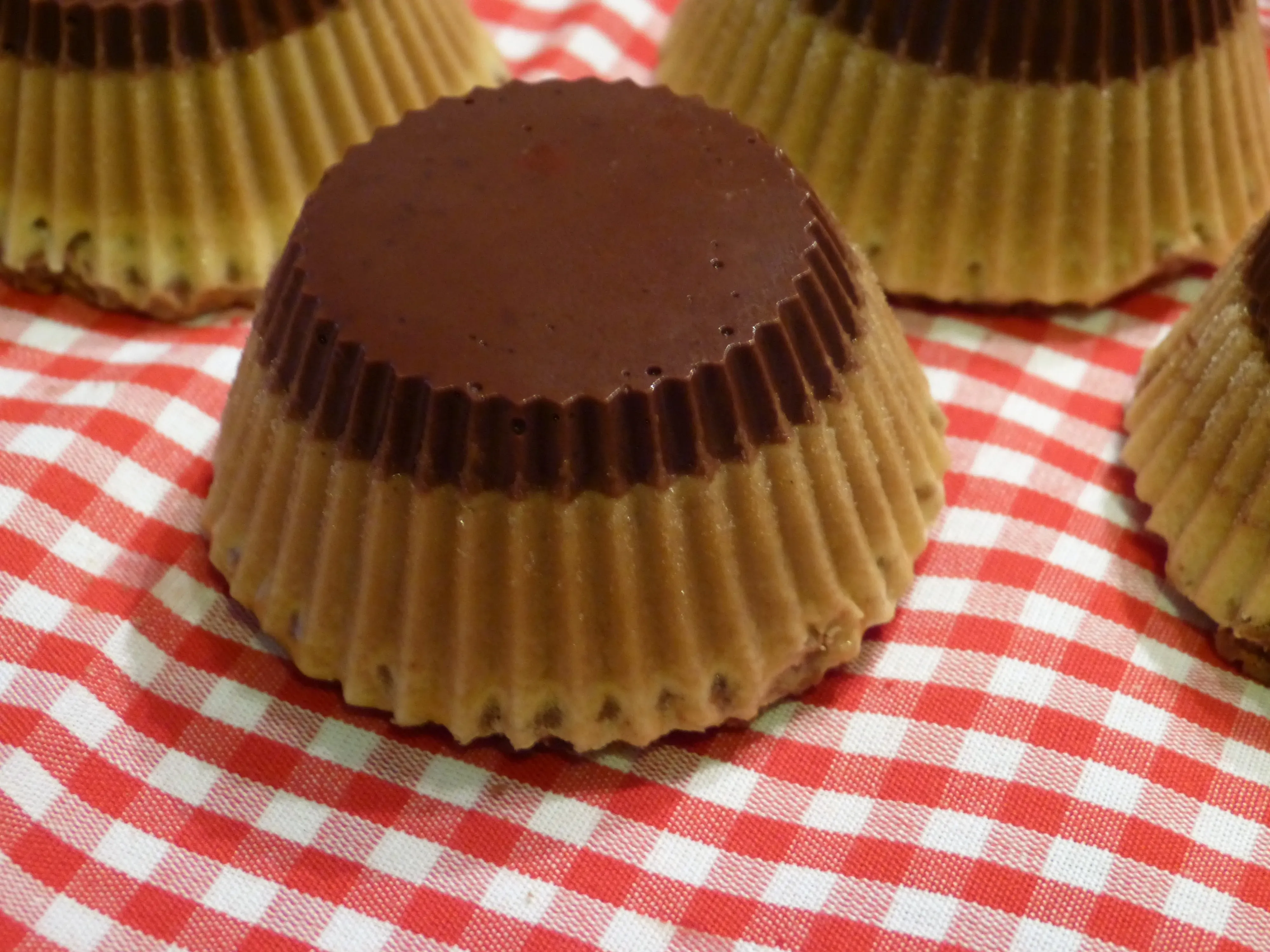 Biersahne-Törtchen mit Schokospiegel auf einem Teller