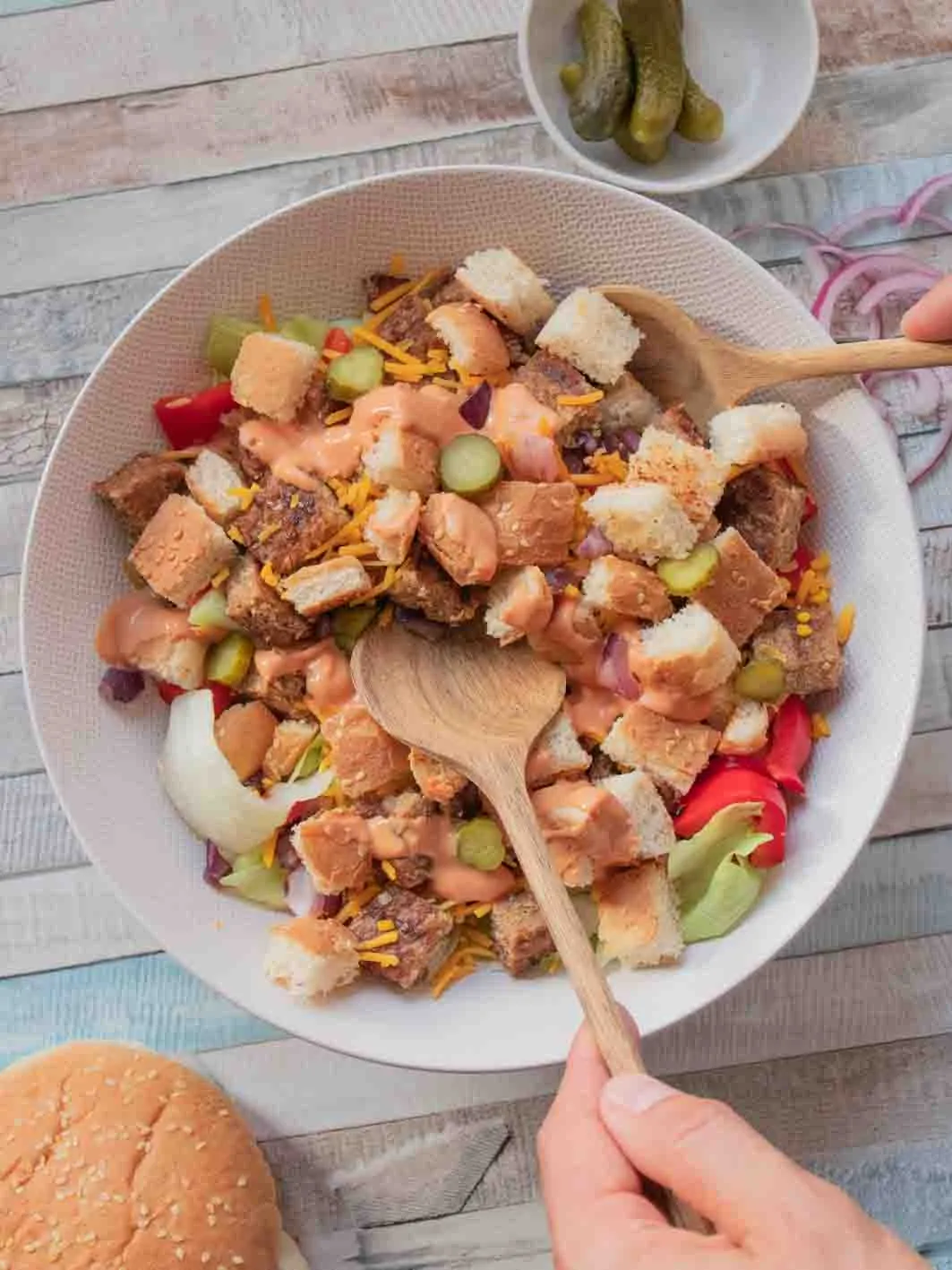 Big Mac Salat mit Gemüse und Dressing in einer Dose