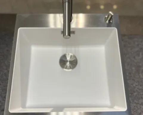 Blanco SUBLINE plus LINEE-S HD Spülbecken aus Silgranit und Edelstahl-Armatur