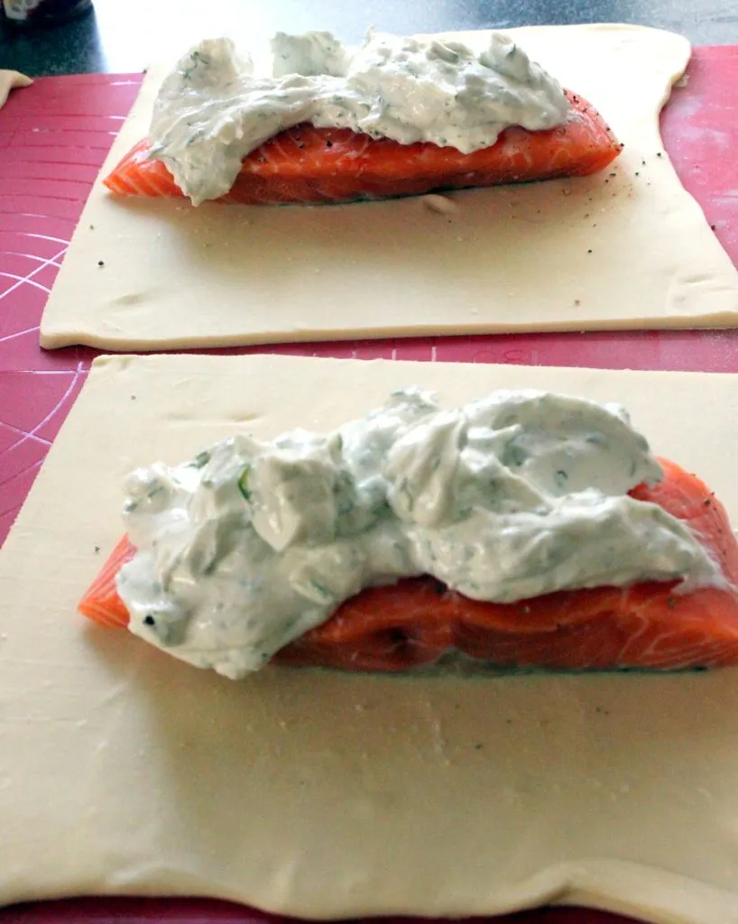 Blätterteig über Lachs falten