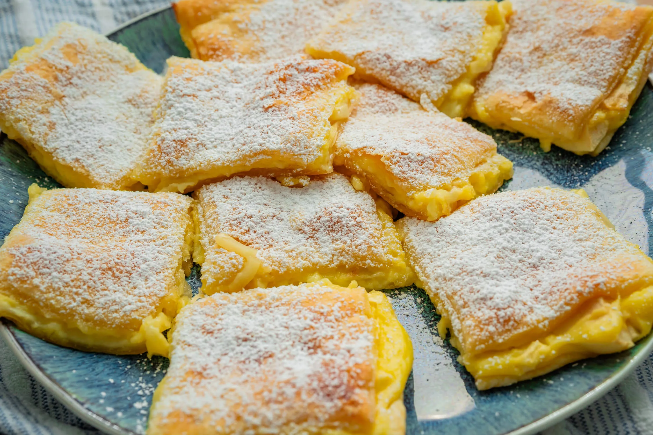 Blätterteigkuchen mit Puddingcreme und Apfel