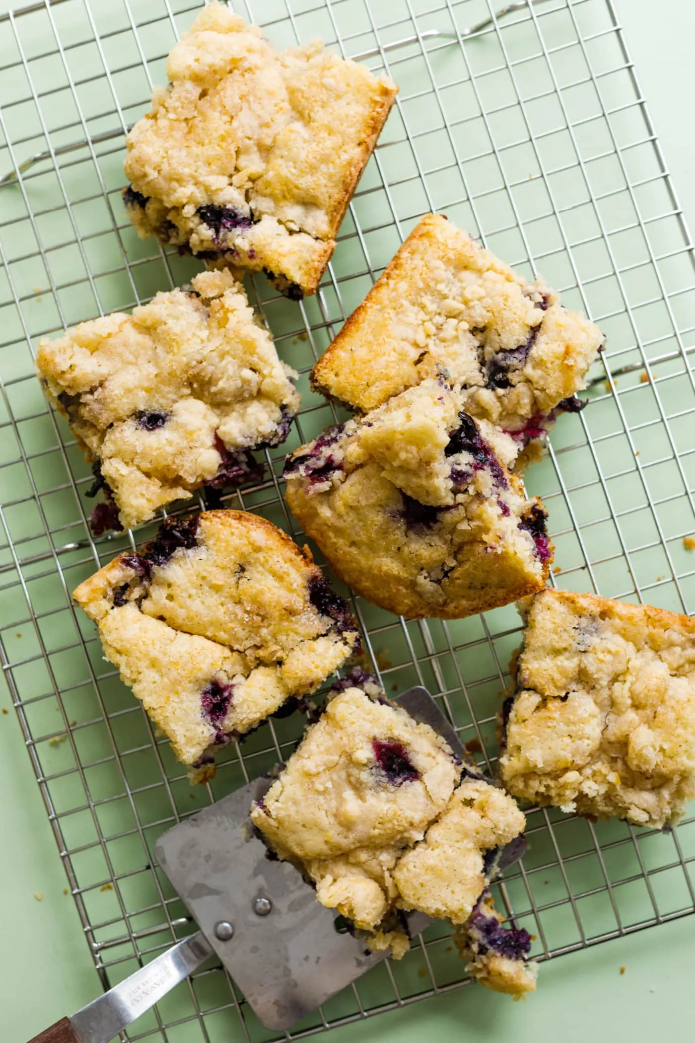 Blaubeerkuchen auf einem Backrost