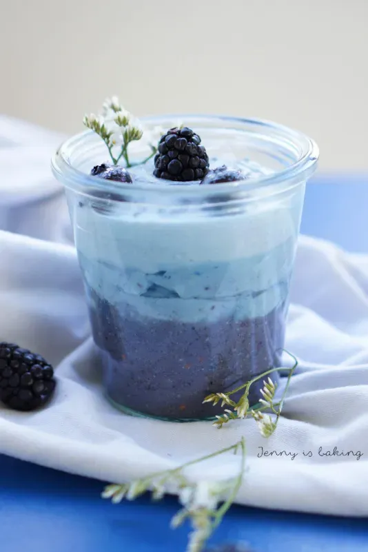Blauer Smoothie mit Spirulina und Brombeeren