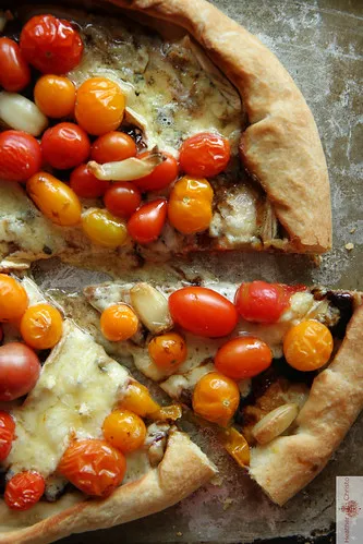 Blauschimmelkäse-Pizza mit Balsamico und Kirschtomaten – frisch aus dem Ofen