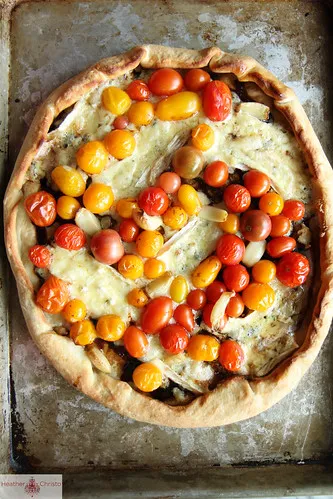 Blauschimmelkäse-Pizza mit Balsamico und Kirschtomaten