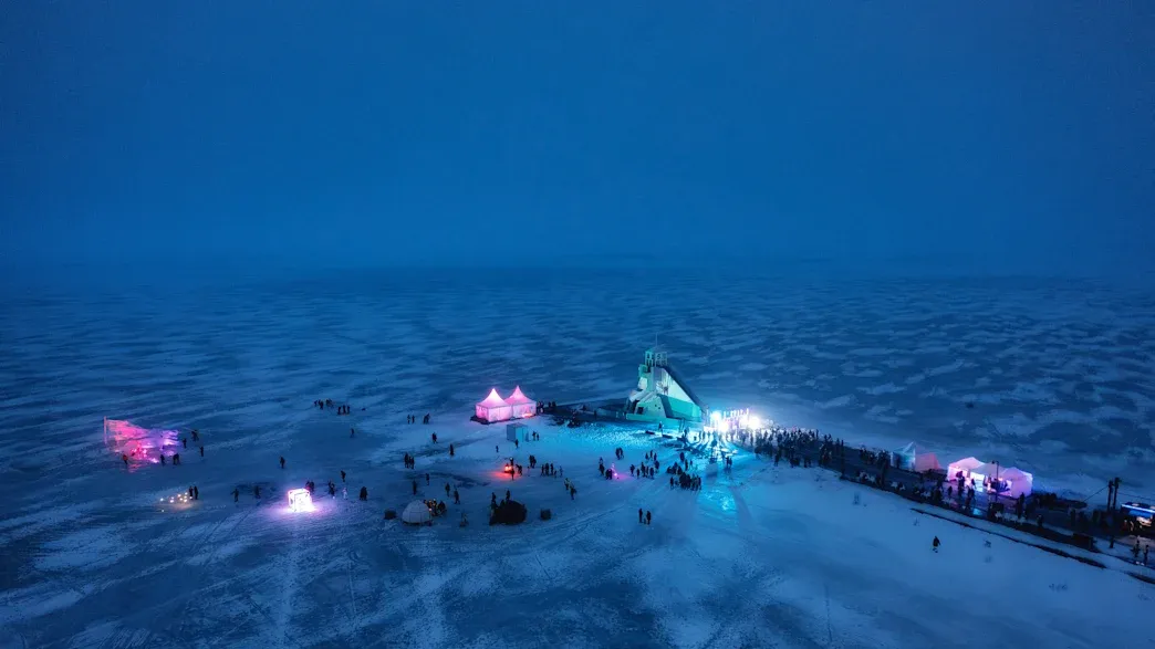 Blick auf das Frozen People Festival in Oulu Finnland auf Eis und schnee
