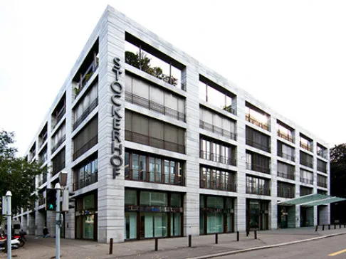 Blick auf das moderne Bürogebäude Stockerhof in Zürich
