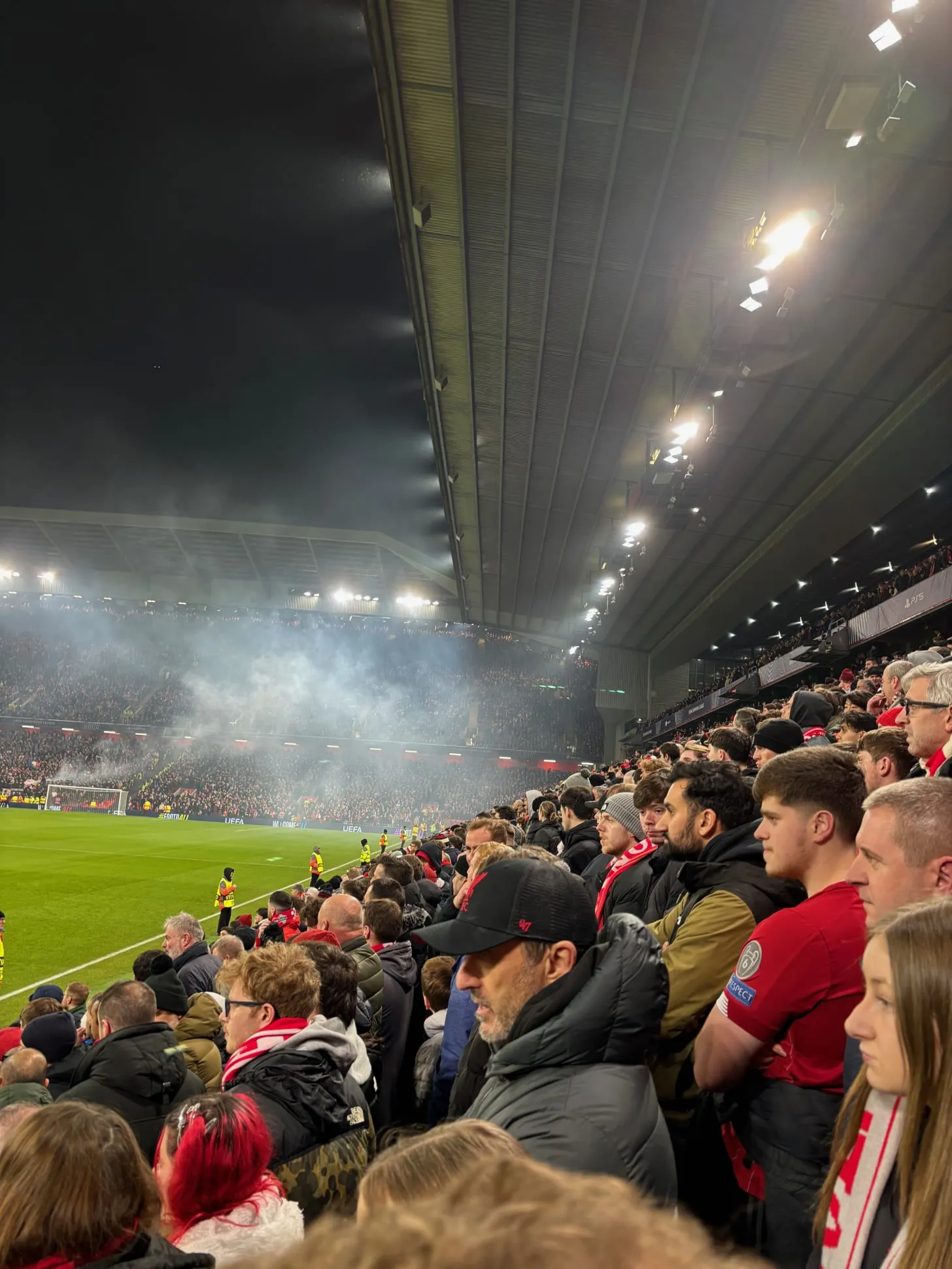 Blick auf das Spielfeld von Anfield mit Fans auf den Rängen.