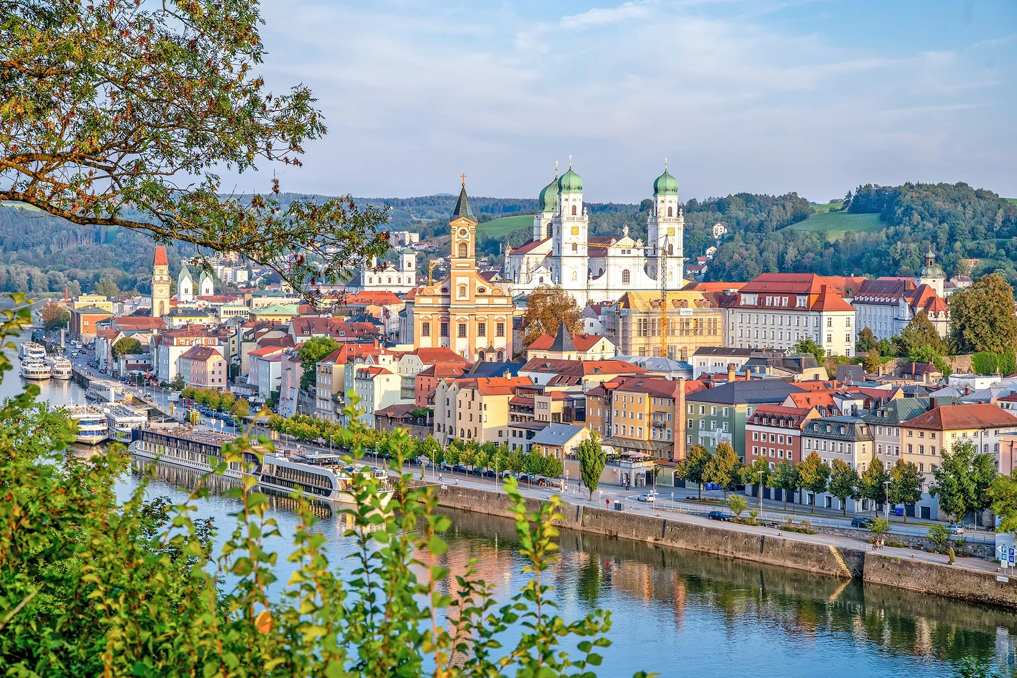 Blick auf das Stadtpanorama an der Donau bei einem Besuch mit Hotel in Passau