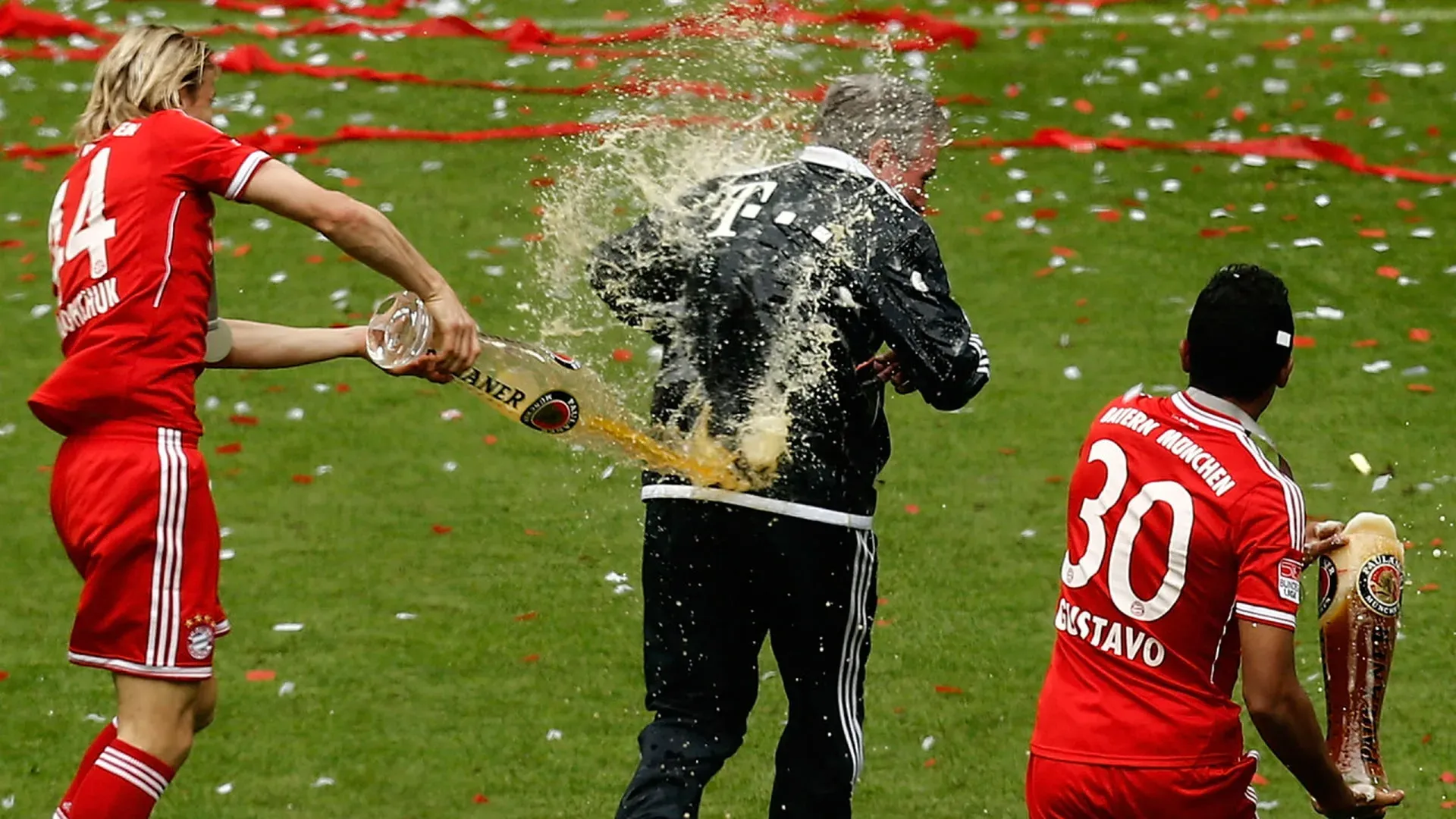 Blick auf die prächtige Allianz Arena bei Nacht, das moderne Heimstadion des FC Bayern München