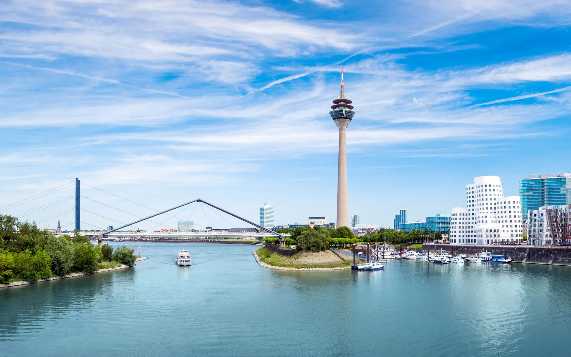 Blick auf die Rheinuferpromenade und die moderne Architektur Düsseldorfs