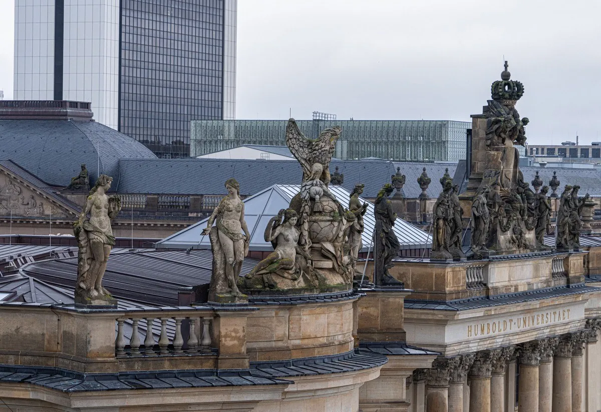 Blick auf eine Berliner Straße mit beleuchteten Schaufenstern in der Dämmerung