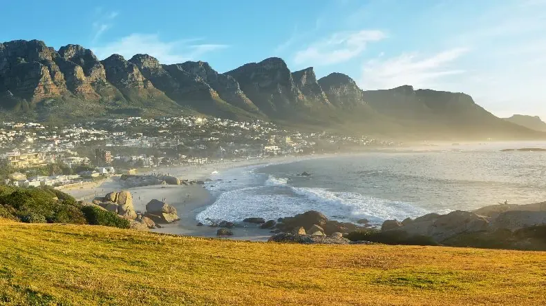 Blick auf Kapstadt mit dem Tafelberg und dem Meer