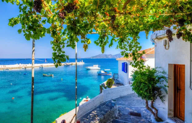 Blick aufs Meer und eine Küstenstadt