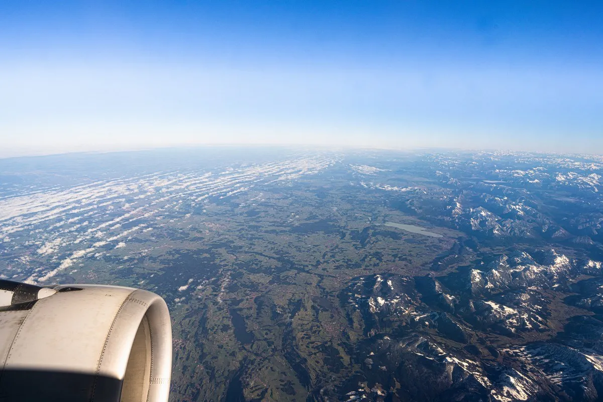 Blick aus dem Flugzeug auf die verschneiten Alpen