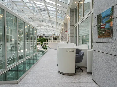 Blick in einen Besprechungsraum oder eine gemeinsame Arbeitszone