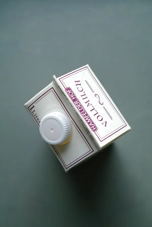 Blick in einen geöffneten Milchkarton