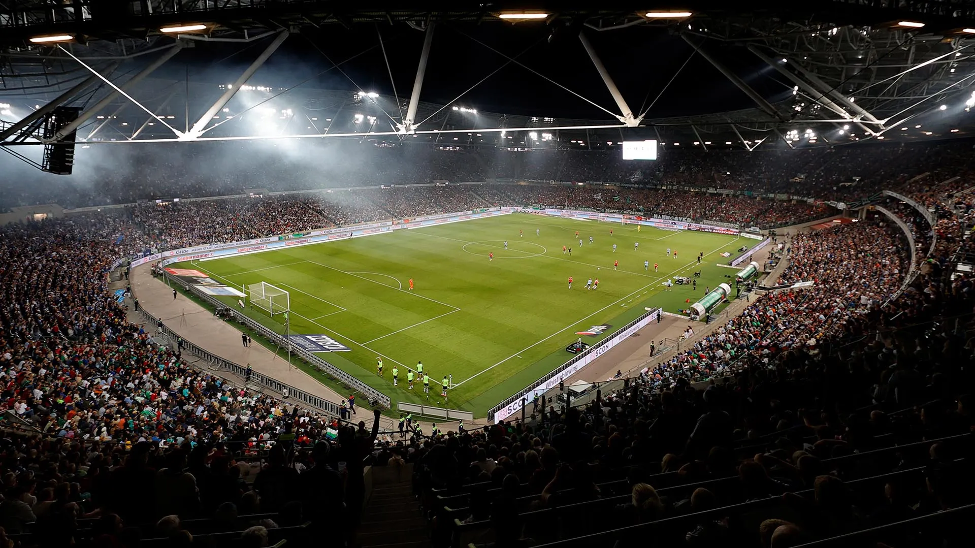 Blick ins volle Stadion bei Flutlicht.