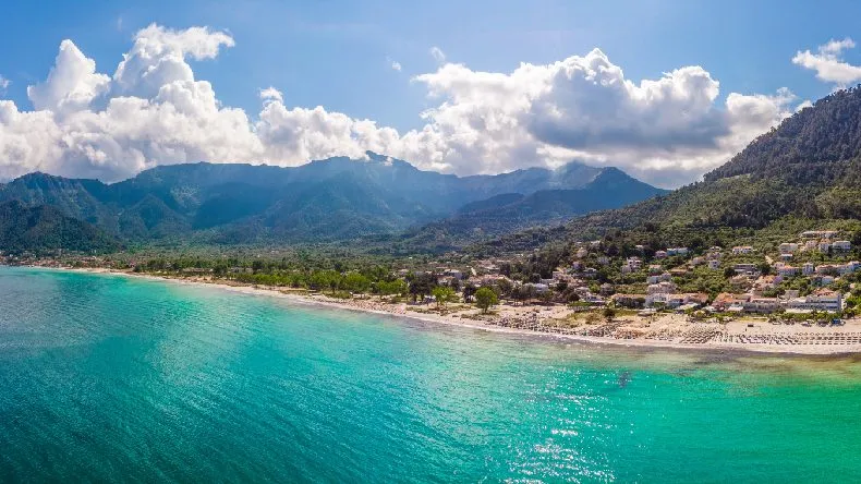 Blick über die grüne Insel Thassos mit dem Meer und einem Kloster