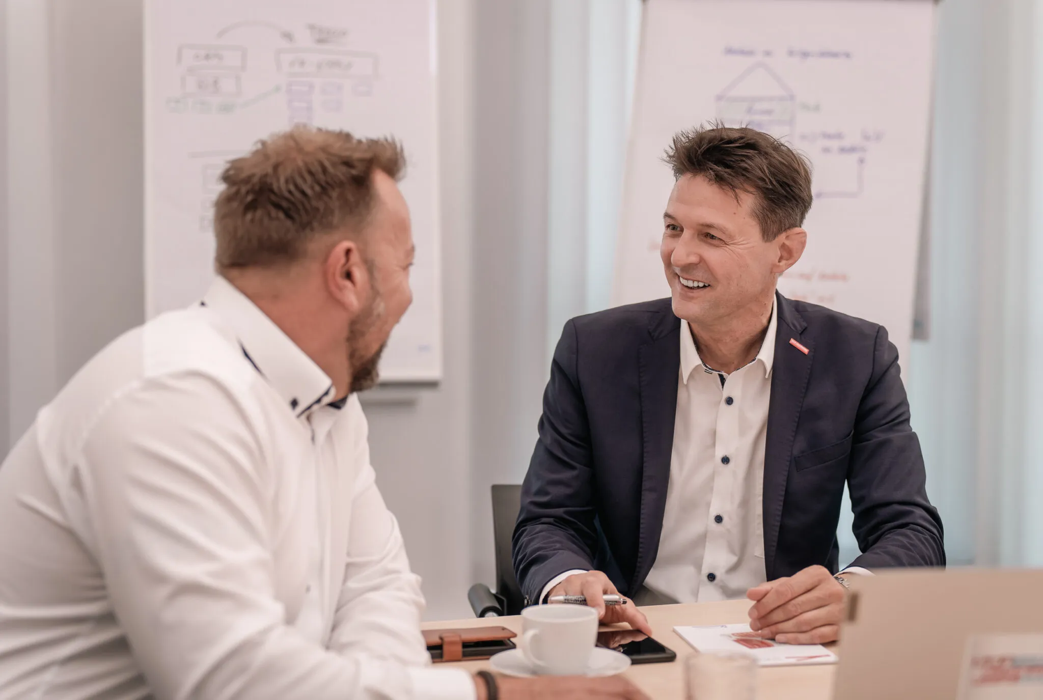 Blick über ein modernes Bürogebäude oder eine Stadtlandschaft