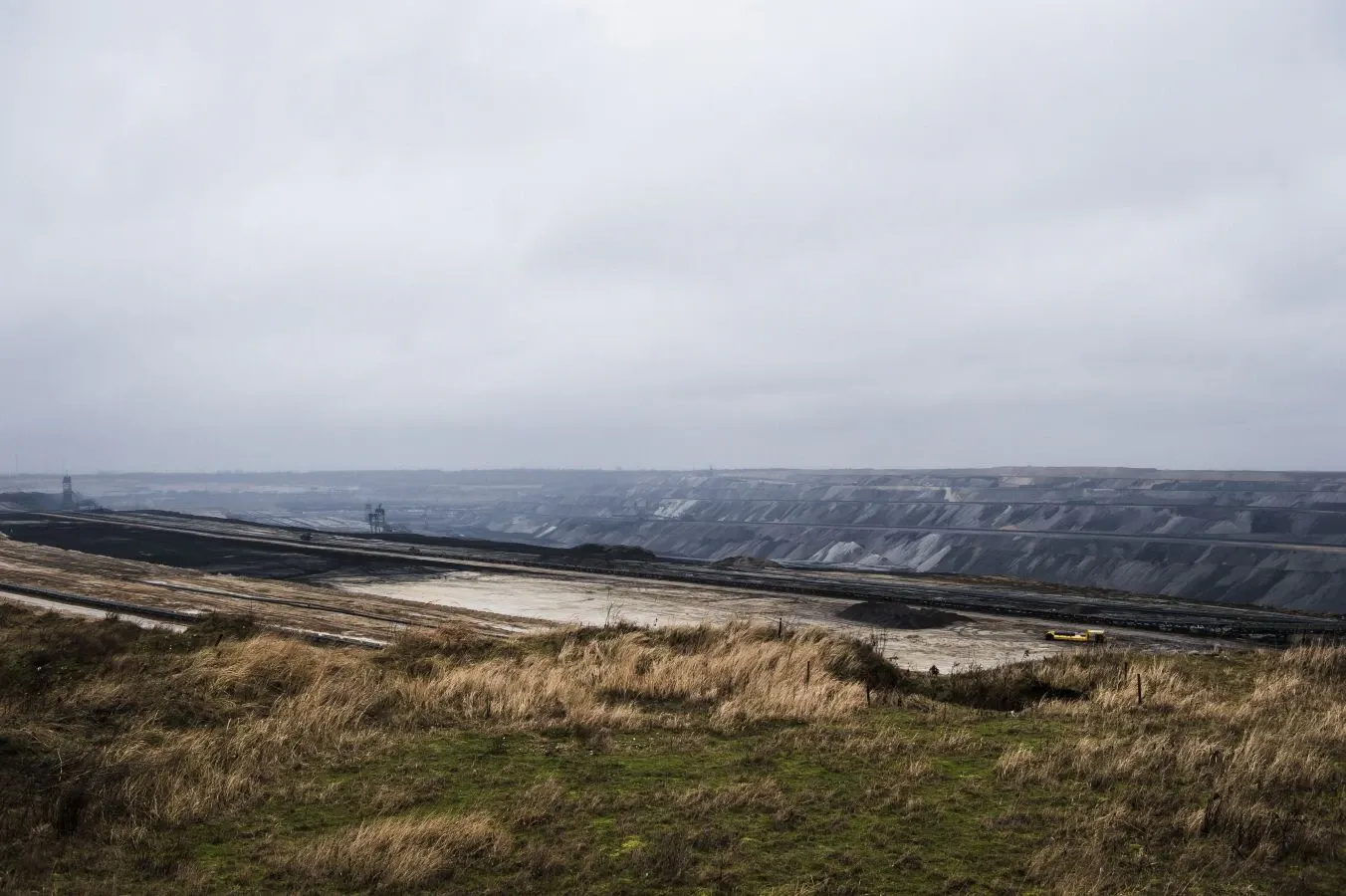 Blick vom Dorf Keyenberg auf den riesigen Abgrund des Tagebaus Garzweiler II