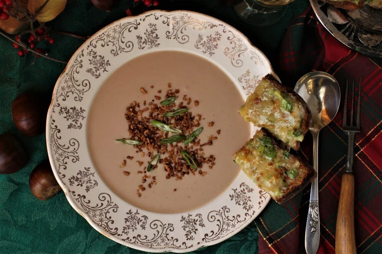 Blick von oben auf eine Schale Maronensuppe