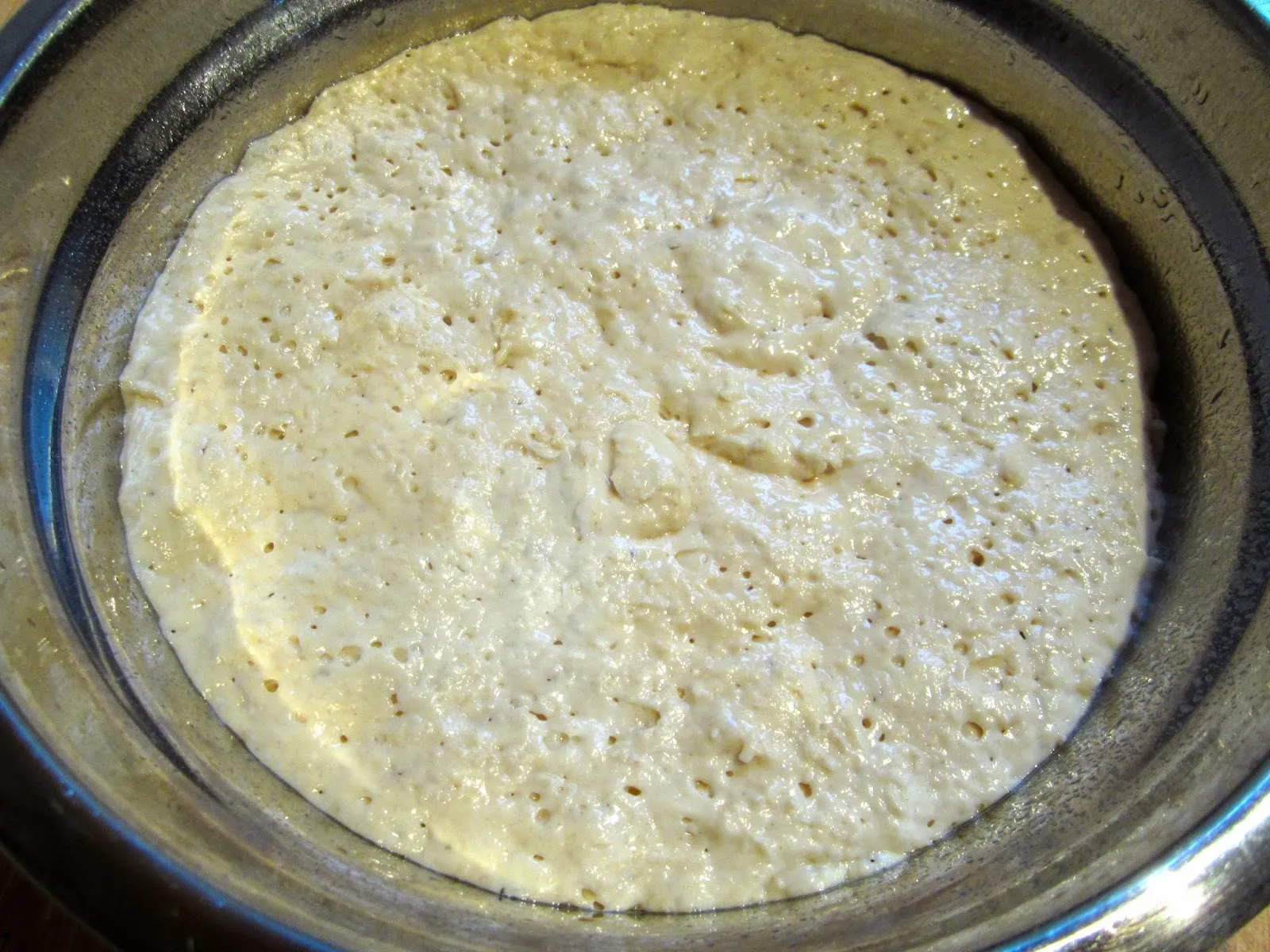 Blubbernder Vorteig, bereit zur Weiterverarbeitung