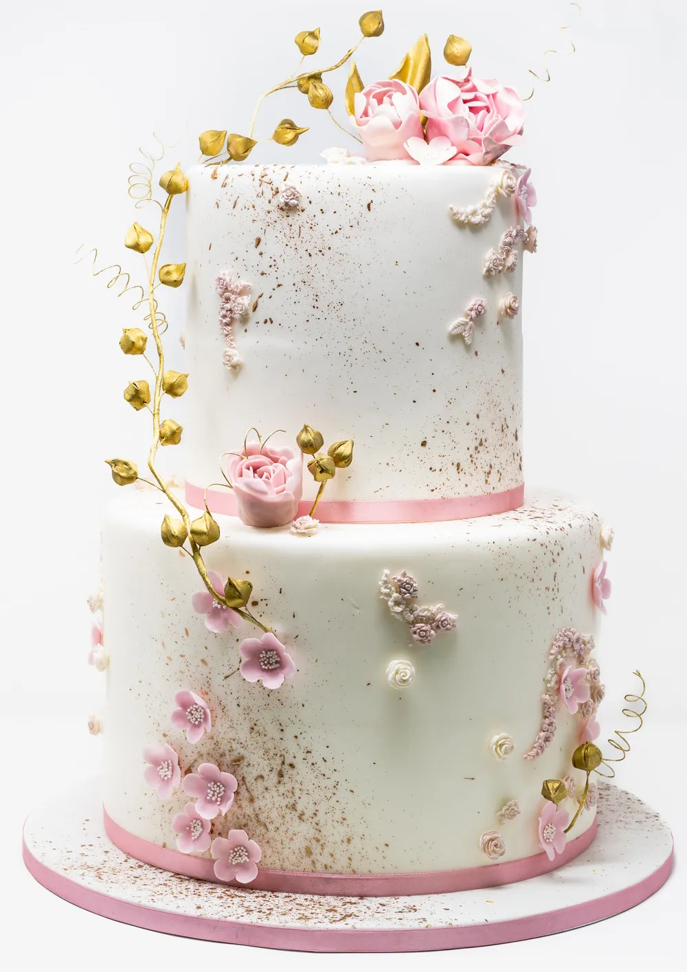 Blumig dekorierte Festtagstorte in sanften Pastelltönen
