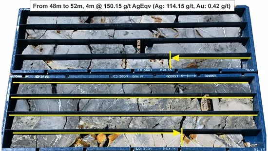 Bohrloch CO-0001: Hydrothermale/Crackle-Brekzie, intensive fortgeschrittene argillische Alteration mit Pyrit, Sulfosalzen und Sulfiden, Quarz-Alunit-Dickit-Äderchen, offener Raum mit drusigem Quarz.