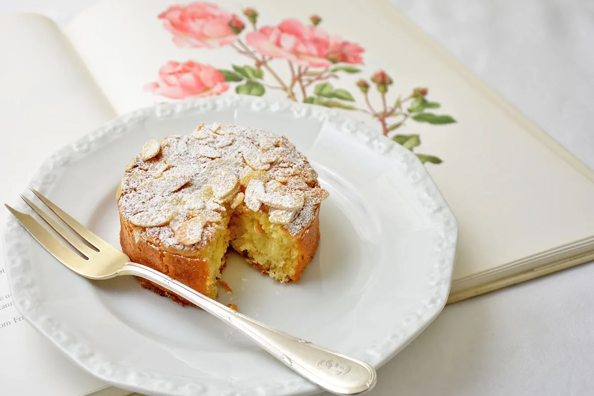 Bostock mit Mandelcreme und Rosenblättern
