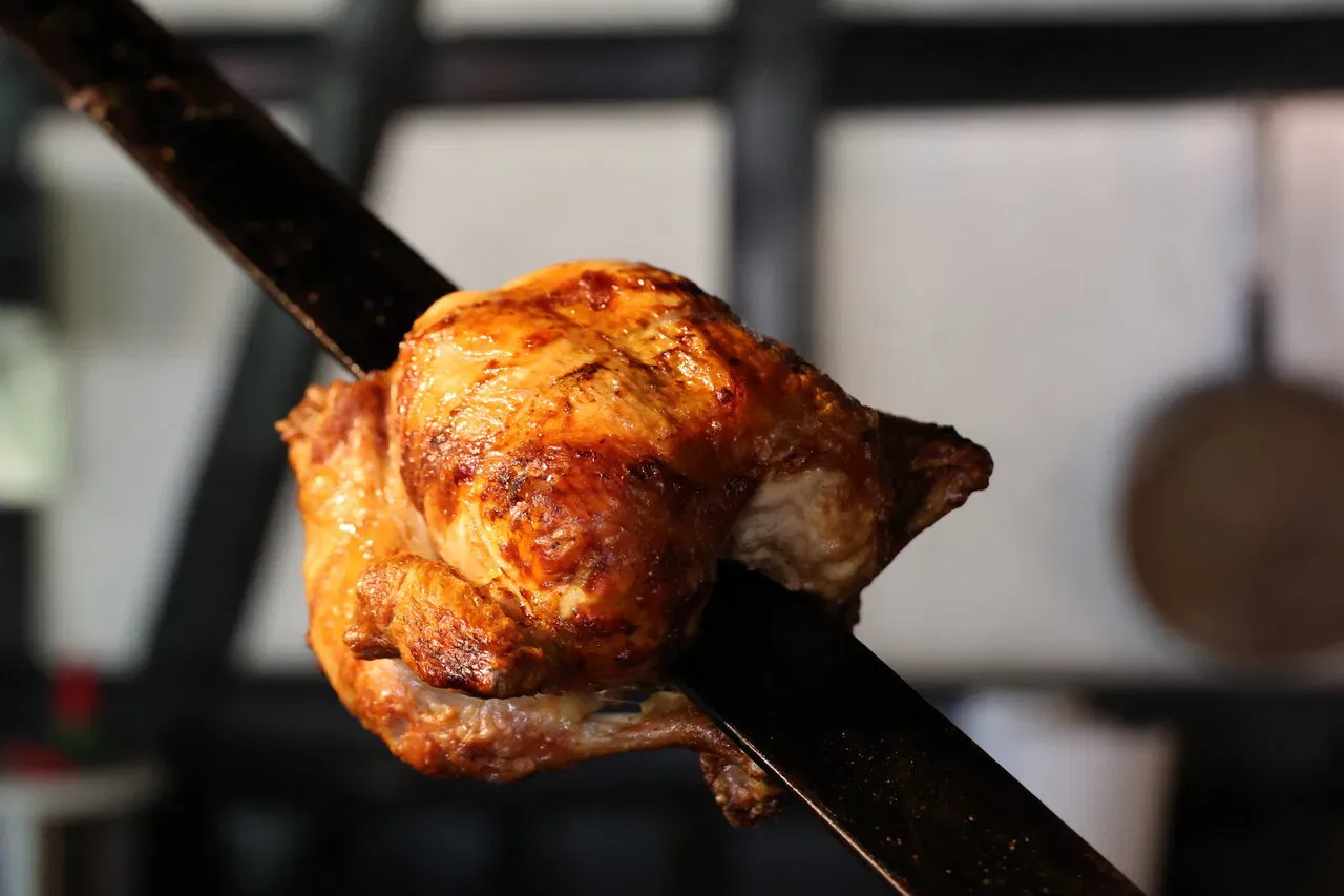 Brathähnchen frisch vom Grill, knusprig und goldbraun