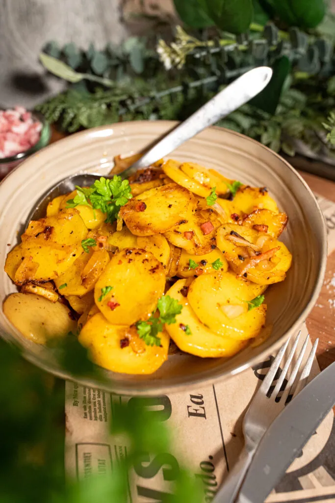 Bratkartoffeln aus gekochten Kartoffeln servierfertig