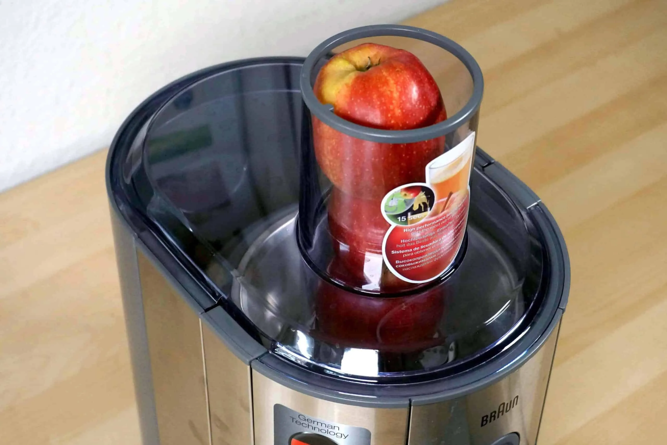 Breiter Einfüllschacht des Braun J700 Multiquick 7 für ganze Äpfel