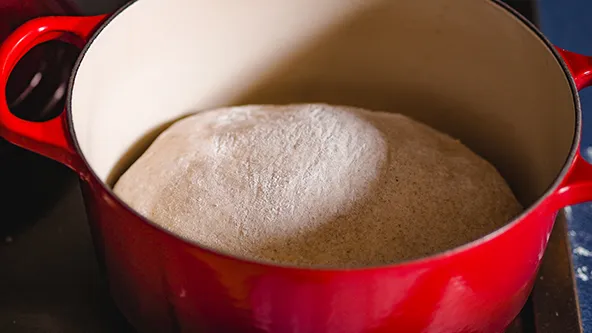 Brot im Gusseisentopf